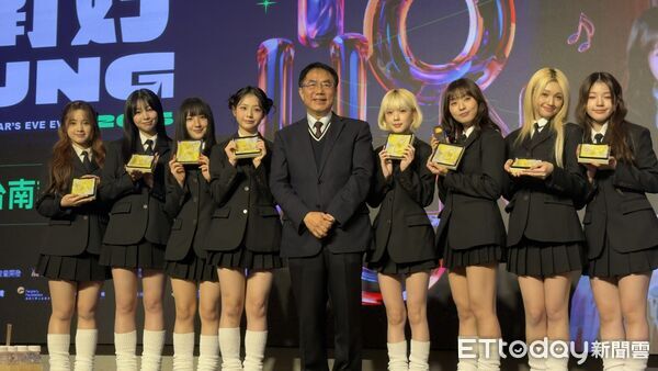 ▲「2026台南好Young」耶誕搖滾演唱會倒數,日本歌手川西奈月、宮崎薰及韓國團體UNIS、歌手鄭恩地提前抵達台南,市長黃偉哲邀請藝人品嚐台南在地農特產品,感受府城美食魅力。(記者林東良翻攝,下同)