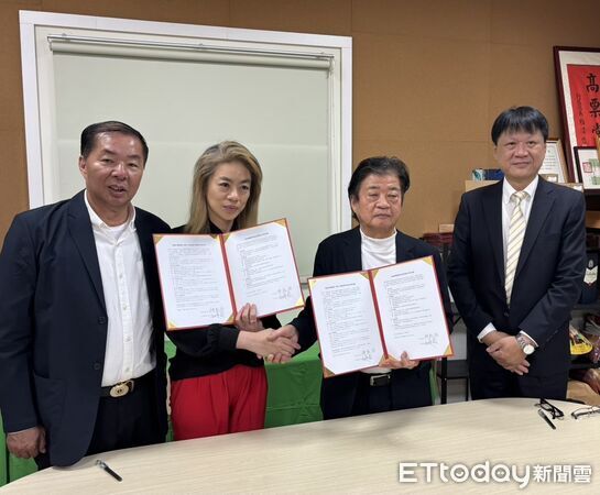 ▲日本元氣村集團會長神成裕(左)與樂活集團代表19日簽署合作意向書(MOU),深化台日長期照顧交流合作。(記者林東良翻攝,下同)