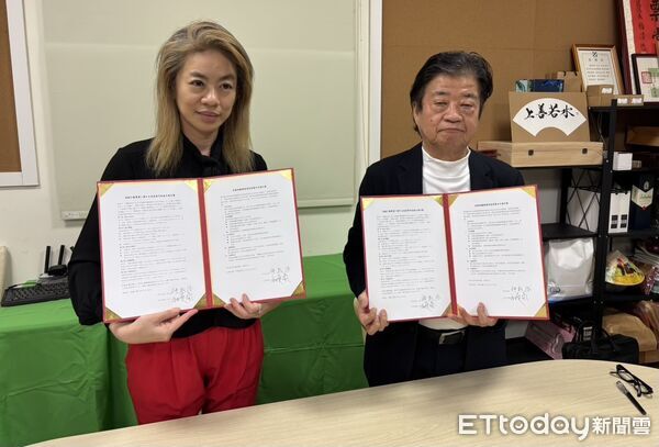 ▲日本元氣村集團會長神成裕(左)與樂活集團代表19日簽署合作意向書(MOU),深化台日長期照顧交流合作。(記者林東良翻攝,下同)