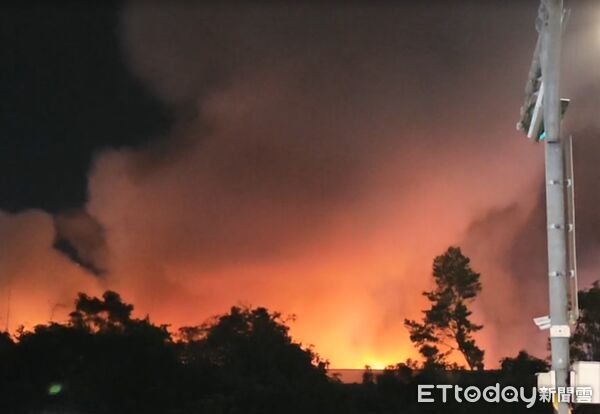 ▲▼新店安康路鐵皮工廠大火。(圖/記者陳煥丞攝)