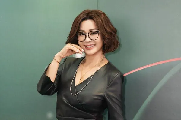 ▲「台灣最美歐巴桑」陳美鳳擔任「得意假髮」代言人長達14年。(圖/得意假髮提供)