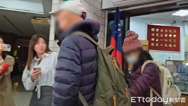 ▲北捷恐攻男張文釀4死11傷,父母昨凌晨赴派出所製作筆錄,離開派出所畫面。(圖/記者陸運陞攝)北捷砍人,北捷恐怖攻擊,北捷隨機砍人,北捷恐攻,張文,北捷中山站,中山商圈,中山站,誠品南西