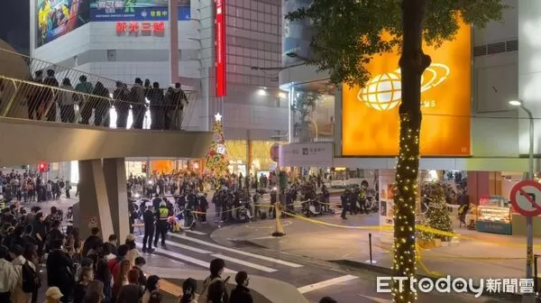 ▲北捷恐攻男張文釀4死11傷,誠品南西店外畫面曝光。(圖/ETtoday攝影中心)北捷砍人,北捷恐怖攻擊,北捷隨機砍人,北捷恐攻,張文,北捷中山站,中山商圈,中山站,誠品南西