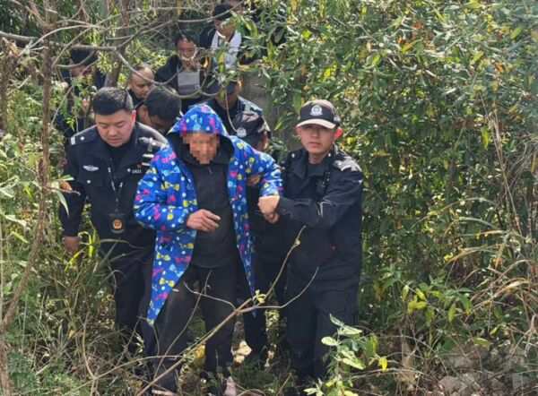 ▲▼孫子不幫買手機 陸阿公賭氣躲深山「沒手機就不回家」。(圖/翻攝微博)