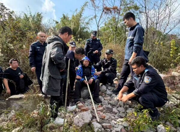 ▲▼孫子不幫買手機 陸阿公賭氣躲深山「沒手機就不回家」。(圖/翻攝微博)