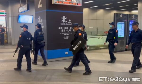 ▲鐵路警察出動長槍,於高雄車站加強巡邏。(圖/記者許宥孺翻攝)