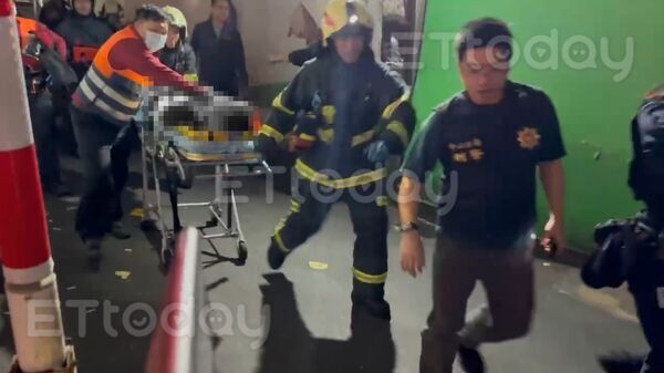 ▲北捷恐攻男張文,犯案後墜樓送醫畫面。(圖/記者陳以昇攝)