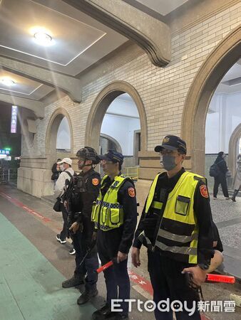 ▲因應北部發生重大治安事件,台南市警局全面強化高鐵、台鐵及轉運站等大眾運輸場域安全維護。(記者林東良翻攝,下同)