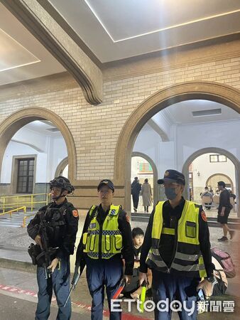 ▲因應北部發生重大治安事件,台南市警局全面強化高鐵、台鐵及轉運站等大眾運輸場域安全維護。(記者林東良翻攝,下同)