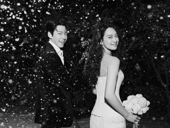 ▲▼▲▼ 金宇彬、申敏兒今天結婚!絕美婚紗照曝光 雪地甜蜜燦笑看鏡頭。(圖/翻攝自ament_official IG)