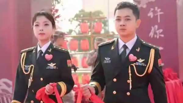 ▲▼ 美女解放軍、武直女飛官結婚了 。(圖/翻攝 百度)