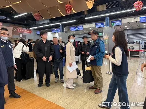 ▲▼ 死亡陸客家屬抵金處理後續相關事宜 。(圖/記者鄭逢時攝)