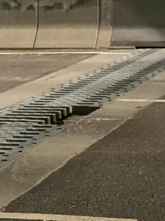 ▲▼港珠澳大橋組件脫落 害多車爆胎「安全氣囊噴出」。(圖/翻攝facebook群組「港車北上問題組」)