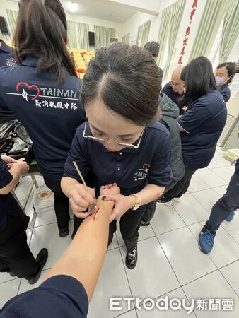 ▲台南市消防局舉辦救護義消「傷妝」訓練,透過擬真傷勢提升實戰演練臨場感。(記者林東良翻攝,下同)