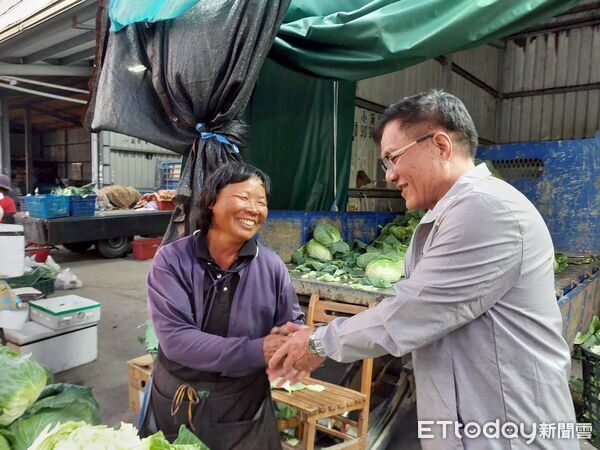▲▼ 民進黨嘉義縣長初選陸戰開打黃榮利展現十足行動力 走入市場與鄉親搏感情 。(圖/記者翁伊森翻攝)