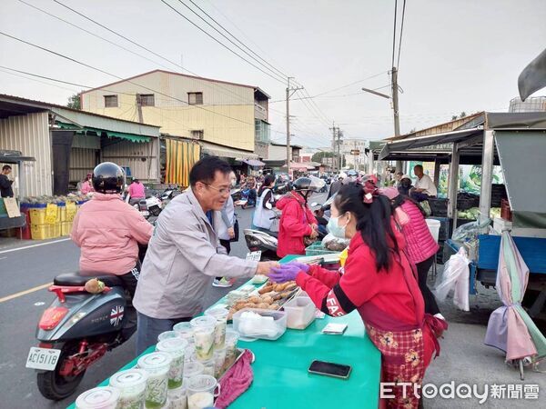▲▼ 民進黨嘉義縣長初選陸戰開打黃榮利展現十足行動力 走入市場與鄉親搏感情 。(圖/記者翁伊森翻攝)