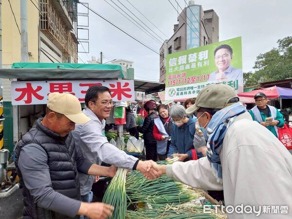 ▲▼ 民進黨嘉義縣長初選陸戰開打黃榮利展現十足行動力 走入市場與鄉親搏感情 。(圖/記者翁伊森翻攝)