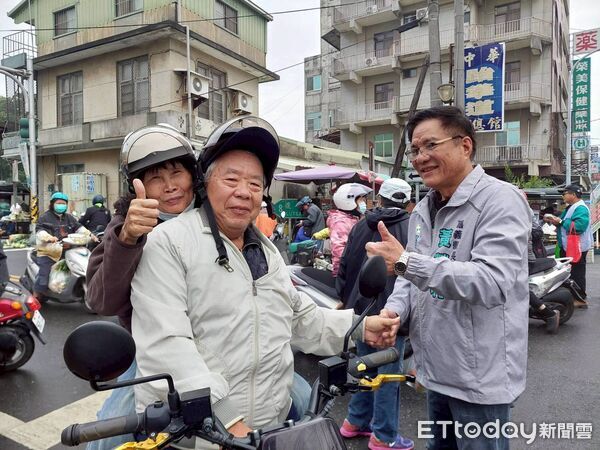 ▲▼ 民進黨嘉義縣長初選陸戰開打黃榮利展現十足行動力 走入市場與鄉親搏感情 。(圖/記者翁伊森翻攝)