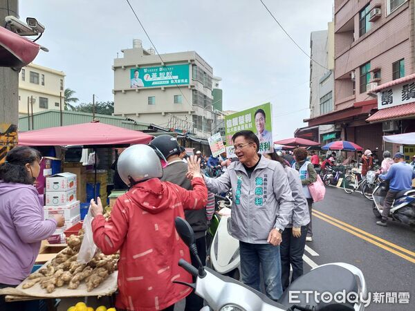 ▲▼ 民進黨嘉義縣長初選陸戰開打黃榮利展現十足行動力 走入市場與鄉親搏感情 。(圖/記者翁伊森翻攝)