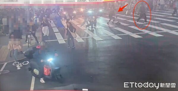 ▲▼記者直擊捷運中山站殺人慘案,斑馬線上與張文擦肩而過。(圖/翻攝畫面)