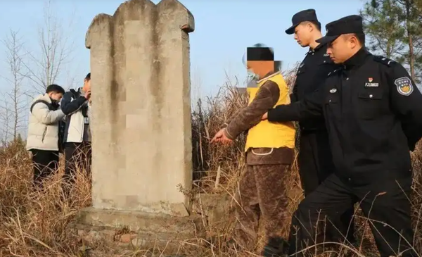 ▲▼ 金店牆體驚現盜洞,170萬元黃金藏在祖墳墓碑後 。(圖/翻攝 極目新聞 )