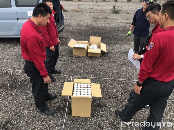 ▲七股鹽山舉辦「鹽續幸福音樂會」前,台南市消防局第三大隊提前針對高空煙火施放進行安全檢查。(記者林東良翻攝,下同)