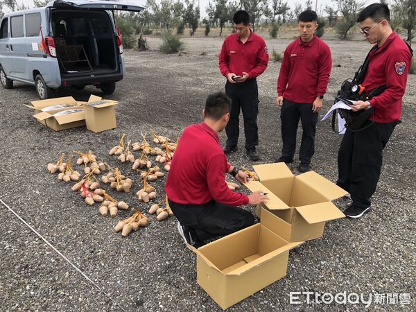 ▲七股鹽山舉辦「鹽續幸福音樂會」前,台南市消防局第三大隊提前針對高空煙火施放進行安全檢查。(記者林東良翻攝,下同)