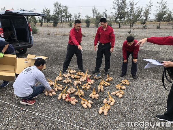 ▲七股鹽山舉辦「鹽續幸福音樂會」前,台南市消防局第三大隊提前針對高空煙火施放進行安全檢查。(記者林東良翻攝,下同)