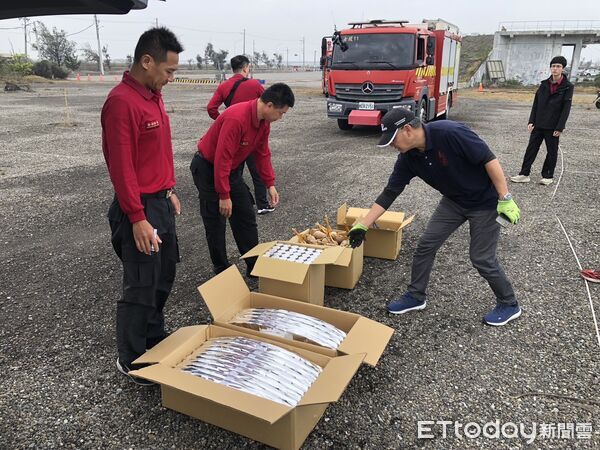 ▲七股鹽山舉辦「鹽續幸福音樂會」前,台南市消防局第三大隊提前針對高空煙火施放進行安全檢查。(記者林東良翻攝,下同)