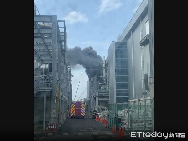 ▲▼台南安南區科技一路一家半導體大廠今(20日)發生火警。(圖/記者林東良翻攝)