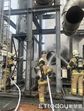 ▲▼台南安南區科技一路一家半導體大廠今(20日)發生火警。(圖/記者林東良翻攝)
