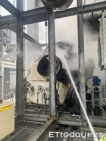 ▲▼台南安南區科技一路一家半導體大廠今(20日)發生火警。(圖/記者林東良翻攝)