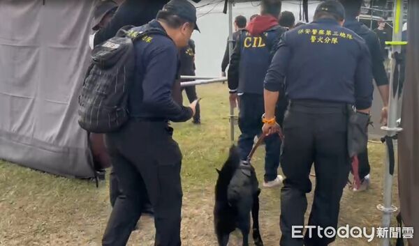 ▲因應北部隨機傷人事件,南警高規格啟動維安,霹靂小組與偵爆犬進駐搖滾耶誕演唱會現場。(記者林東良翻攝,下同)