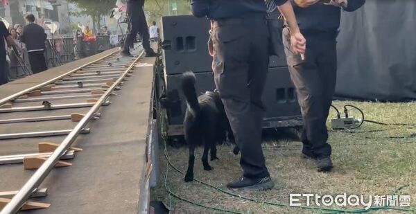 ▲因應北部隨機傷人事件,南警高規格啟動維安,霹靂小組與偵爆犬進駐搖滾耶誕演唱會現場。(記者林東良翻攝,下同)