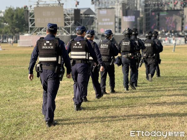 ▲因應北部隨機傷人事件,南警高規格啟動維安,霹靂小組與偵爆犬進駐搖滾耶誕演唱會現場。(記者林東良翻攝,下同)