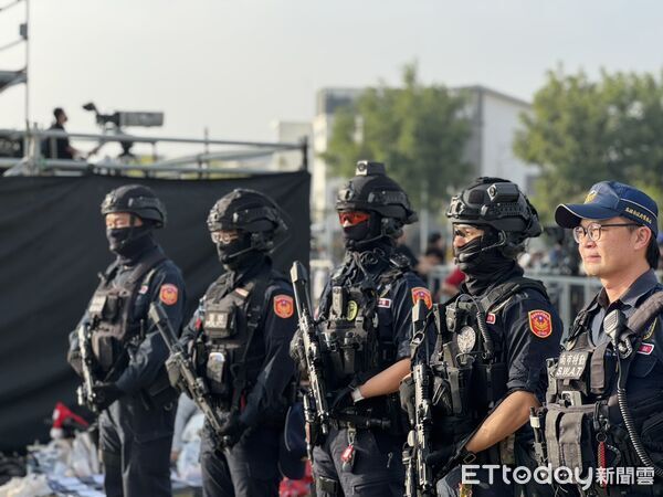 ▲因應北部隨機傷人事件,南警高規格啟動維安,霹靂小組與偵爆犬進駐搖滾耶誕演唱會現場。(記者林東良翻攝,下同)