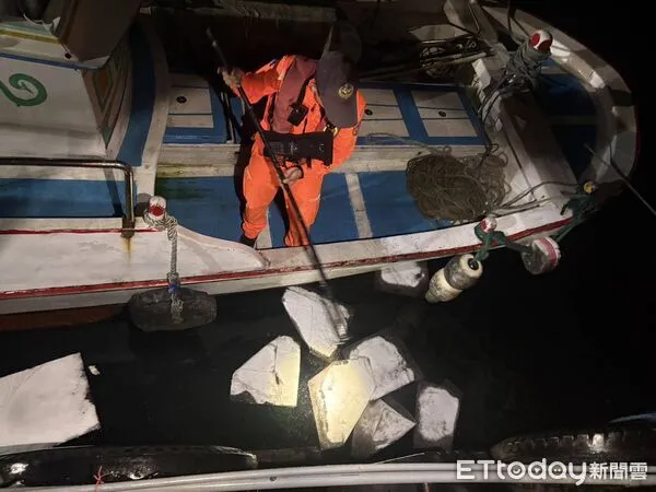 ▲海巡人員迅速清除守護綠島海洋生態。(圖/記者楊晨東翻攝)