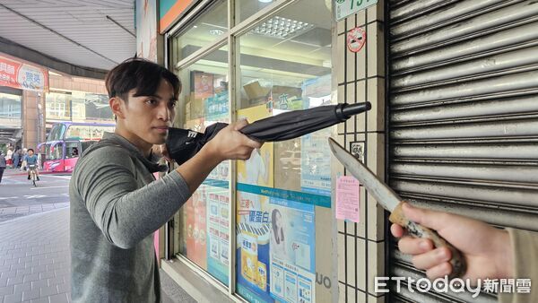 ▲黃順吉實際演練,教導民眾若遇到持刀歹徒該如何防身、爭取逃跑時間。(圖/呂佳賢攝)