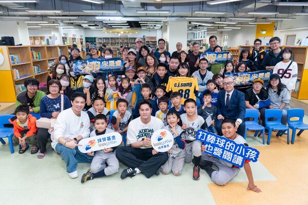 ▲宋晟睿出席喜閱節頒獎 勉小球芽「先顧好課業,讀書跟打球一樣重要」。(圖/球芽基金會提供)