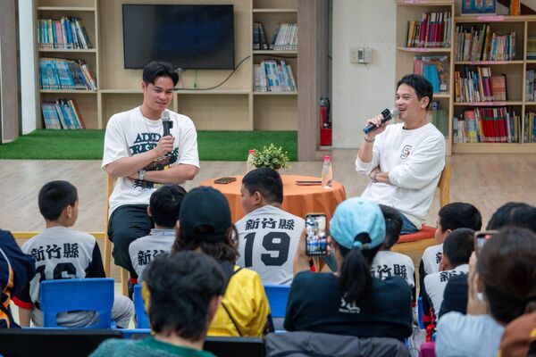 ▲宋晟睿出席喜閱節頒獎 勉小球芽「先顧好課業,讀書跟打球一樣重要」。(圖/球芽基金會提供)