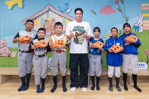 ▲宋晟睿出席喜閱節頒獎 勉小球芽「先顧好課業,讀書跟打球一樣重要」。(圖/球芽基金會提供)