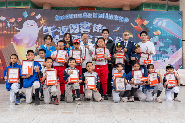 ▲宋晟睿出席喜閱節頒獎 勉小球芽「先顧好課業,讀書跟打球一樣重要」。(圖/球芽基金會提供)