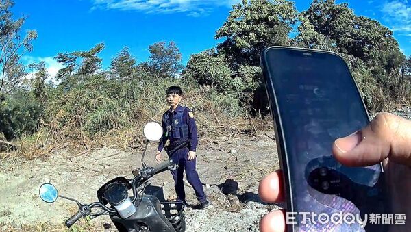 ▲92歲失智翁電動三輪車迷途警民攜手尋回 。(圖/記者楊晨東翻攝)