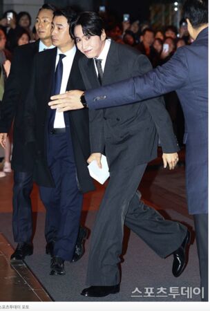 ▲李光洙抵達時,手上還拿著婚禮講稿。(圖/翻攝自Newsen、xportsnews)