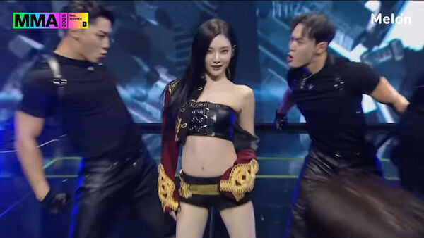 ▲▼MMA/aespa全員穿外套上台!寧寧火辣露腰 「病容消失」敬業現身。(圖/翻攝自Melon YouTube)