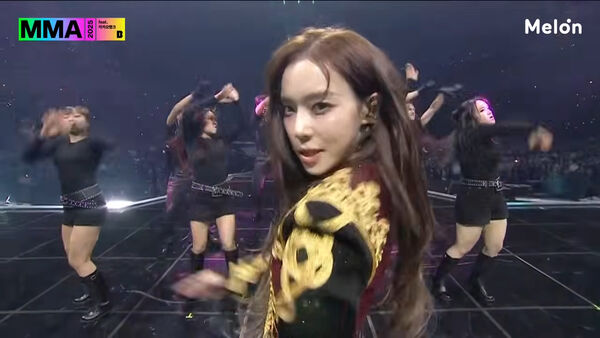 ▲▼MMA/aespa全員穿外套上台!寧寧火辣露腰 「病容消失」敬業現身。(圖/翻攝自Melon YouTube)
