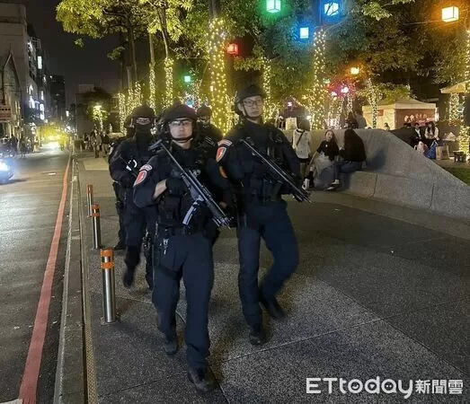 ▲▼北市警局針對人潮眾多的車站、捷運、機場等處,加強警力巡邏。(圖/記者邱中岳翻攝)