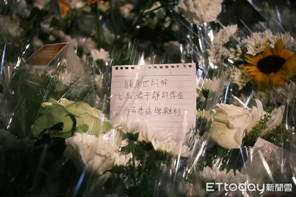 ▲▼張文隨機攻擊案,民眾在中山站外、誠品南西店獻花悼念。(圖/記者楊庭蒝攝)