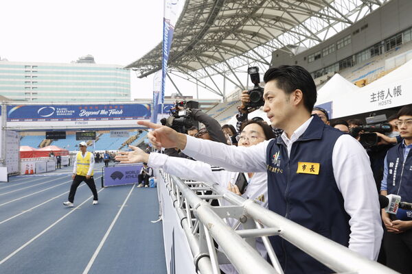 ▲蔣萬安一早到台北田徑場視察相關維安。(圖/北市府提供)