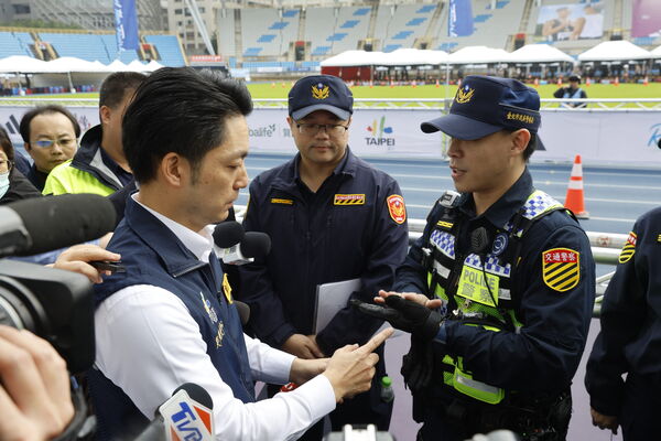▲蔣萬安一早到台北田徑場視察相關維安。(圖/北市府提供)